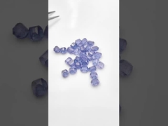 Kleuren ruwe diamanten en verwerkte losse diamanten